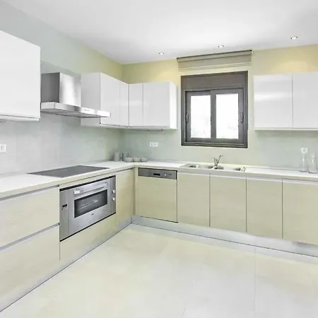 Villa Sleeps 10 With Pool Air Con And Wifi