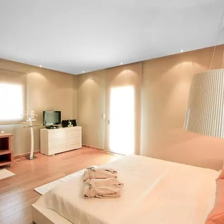 Sleeps 10 With Pool Air Con And Wifi Líndos