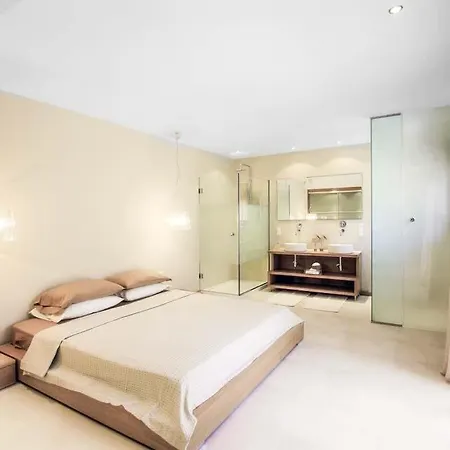 Sleeps 10 With Pool Air Con And Wifi * Líndos