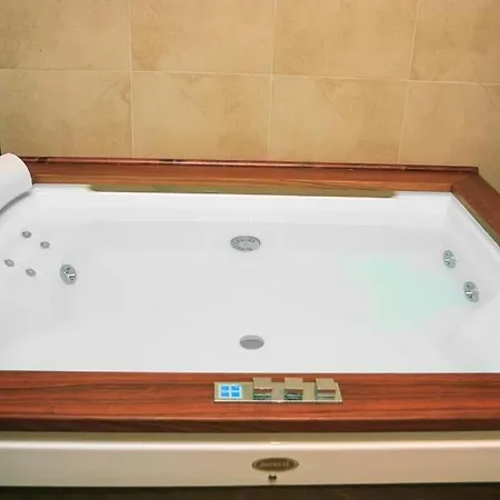 Βίλα Sleeps 10 With Pool Air Con And Wifi *
